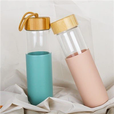 竹製の蓋とシリコンスリーブを備えたシングルウォールガラスボトル